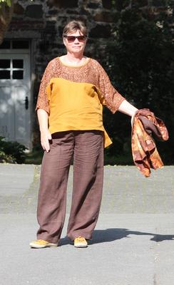 Anita in Lale, dem asymmetrischen Kimonoshirt